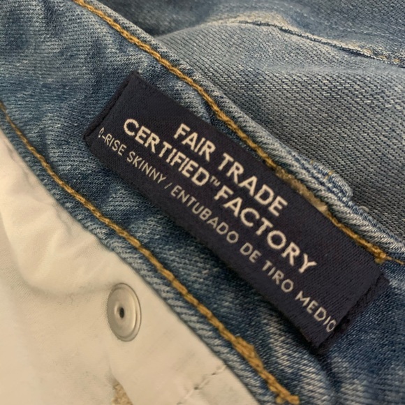 Mid-Rise Distressed Jeans w/ frayed ankle - Picture 7 of 7